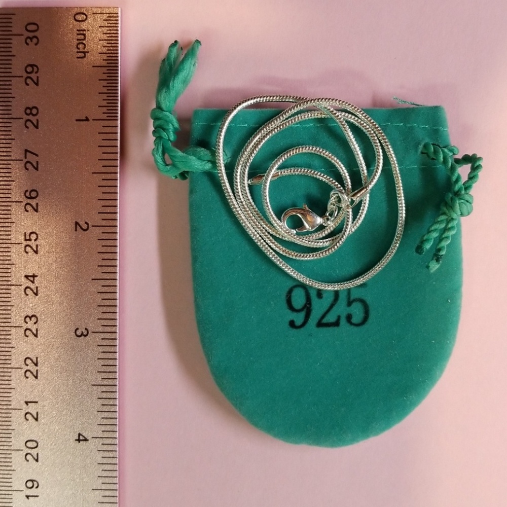 18 inch .925 silver necklace with green pouch